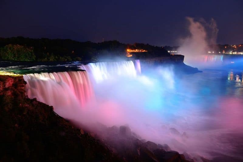 Le Cascate del Niagara in notturna