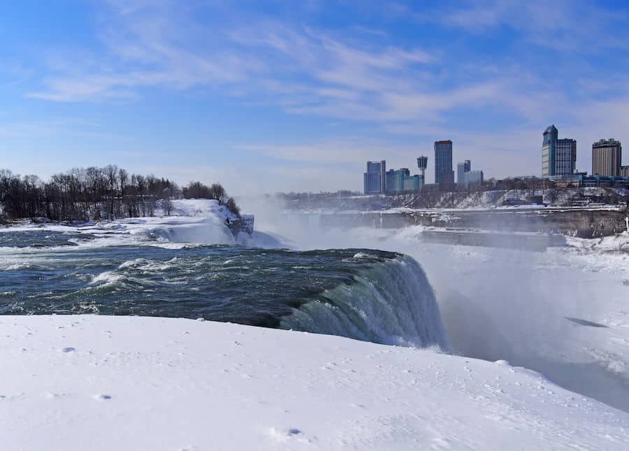 Lo splendido paesaggio invernale delle Cascate del Niagara