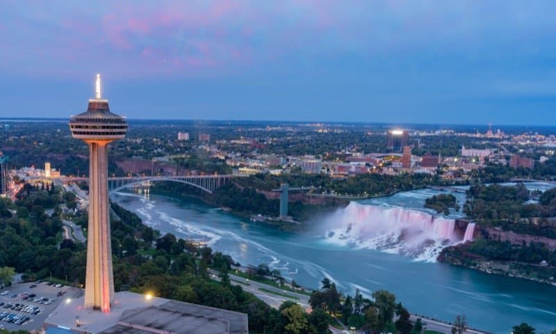 La Skylon Tower è perfetta per vedere le Cascate del Niagara dall'alto